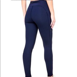 Navy Lululemon Speed Up, like new condition size 8, 25 inch inseam w/pockets